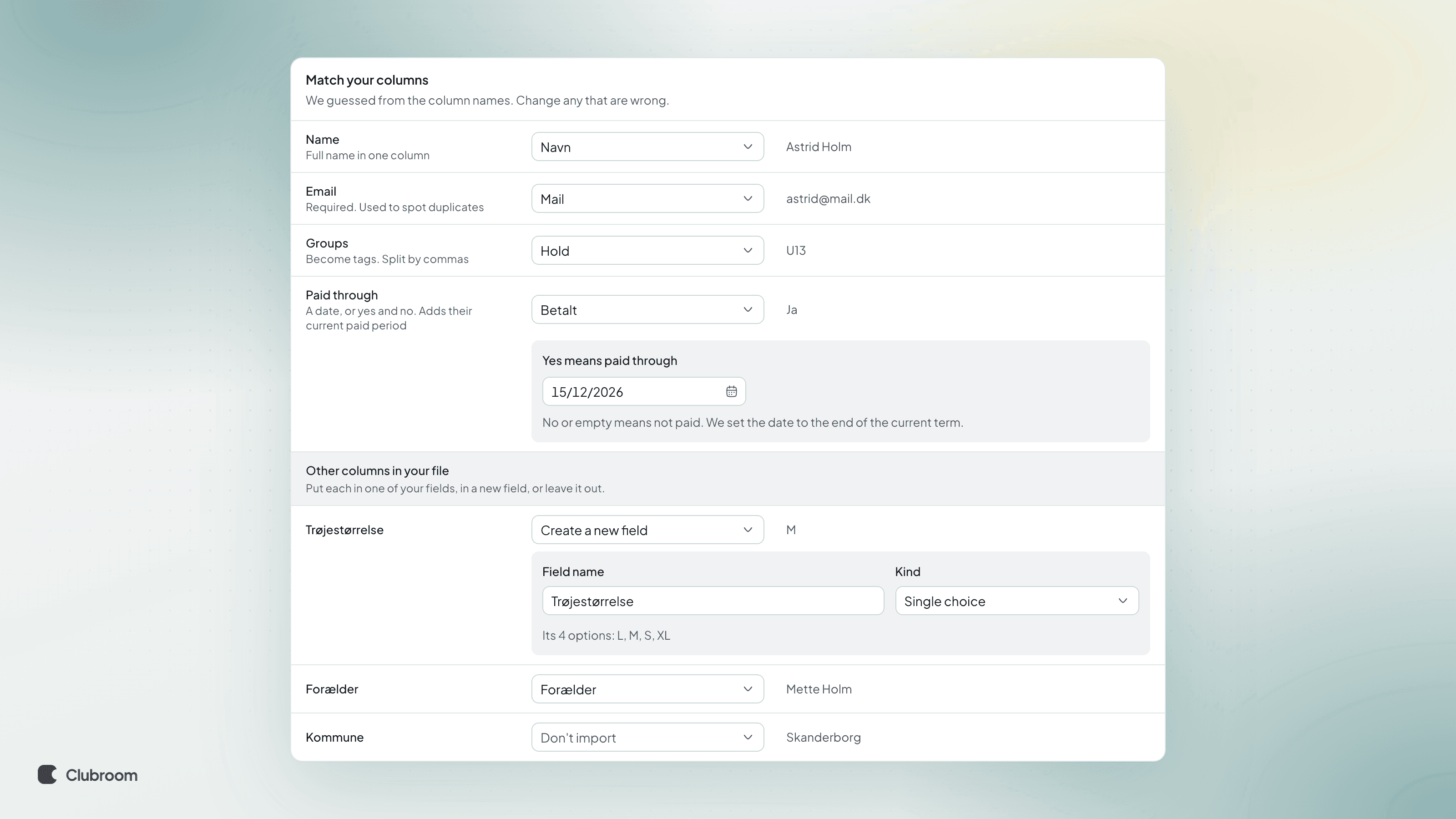 The import's Match your columns step, where a Betalt (paid) column is matched to a date and a Trøjestørrelse (shirt size) column becomes a new field with four options.